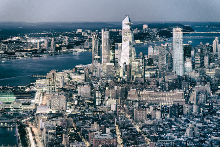 高的城市景观河纽约曼哈顿中城和德逊场的夜空中观察从一个高优势地点图片