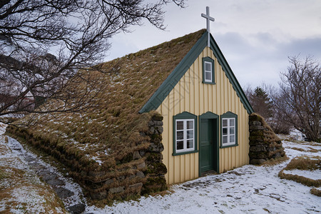 冰岛冬Hof村旧教堂全景游客村庄图片