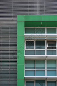玻璃窗在垂直框架的现代建筑墙壁装饰上安绿框和白鳍老的装饰风格长方形图片