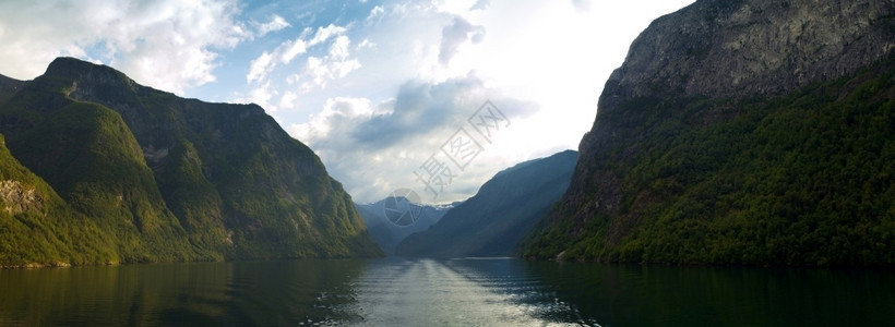 巡航挪威Naeroyfjord和Sognefjord交叉口的大型风景水树木图片