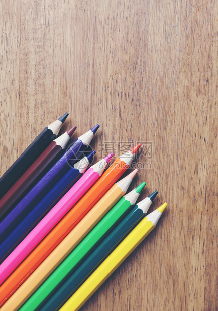丰富多彩的铅笔在木制桌上图片