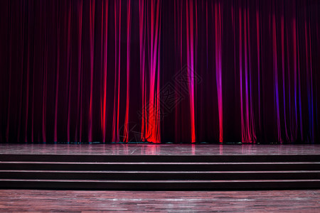 在剧院里配有梯子和红窗帘的木板百老汇戏剧织物图片