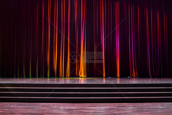 在剧院里配有梯子和红窗帘的木板质地名声正面图片