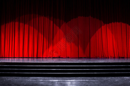 楼梯奖项室内的在剧院里配有梯子和红窗帘的木板图片
