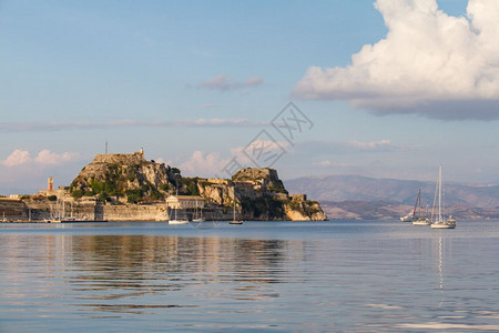 镇蓝色的希腊科孚市海岸线与旧堡垒的景象图片