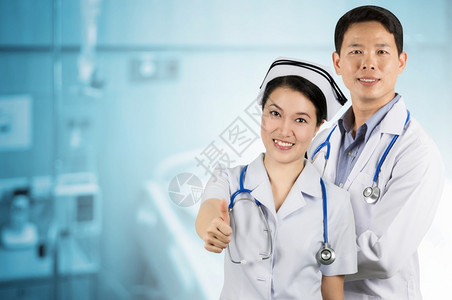 快乐的亚洲医生在病人室后面有助听器的亚洲医生背景模糊的亚洲医生健康听诊器图片