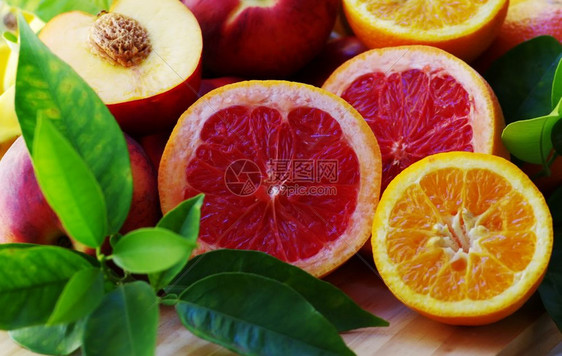 健康有机的鲜葡萄和橙子木制桌上有切片生的图片
