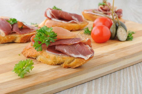 在木板上加西班牙果酱塞拉诺的面包片法国蛋白质伊比利亚图片