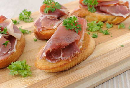 蛋白质胖的在木板上加西班牙果酱塞拉诺的面包片食物图片
