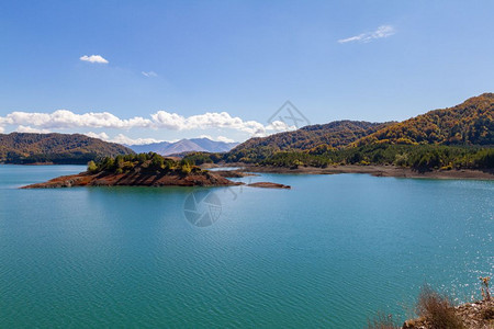 美丽平多斯天气希腊北部Epirus的SceicAoos人工湖图片