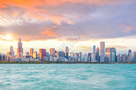 塔美国伊利诺州日落时市下芝加哥天际线水中西部图片