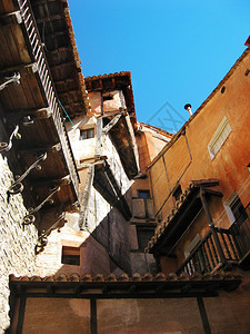 西班牙的房子有生锈木制阳台Albarcarcin房屋旅行街道图片