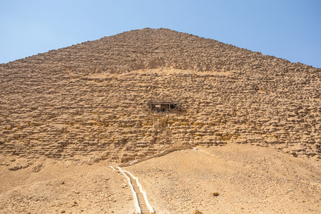 建筑学非洲埃及吉萨的红金字塔Dahshur蓝色天空墓图片