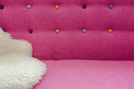 内部的纺织品装饰风格粉红色柔软天鹅绒床头板的特写背景带不同颜色的水钻晶前视图现代图片