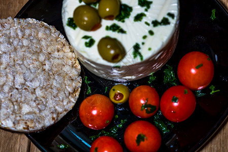 地中海草本植物沙拉剪切板上加香料橄榄和樱桃番茄的美味白奶酪图片