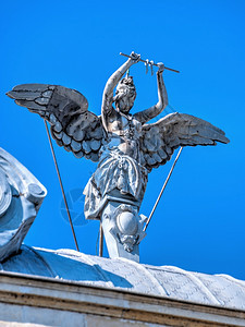城市的历史雕像保加利亚鲁塞072619阳光明媚的夏日保加利亚鲁塞一座古老历史建筑屋顶上的雕塑保加利亚鲁塞一座古老历史建筑屋顶上的图片