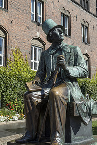 作者丹麦语较少的哥本哈根丹麦HansChristianAndersen雕像一位丹麦作家以童话故事Andersenrsquos童话图片