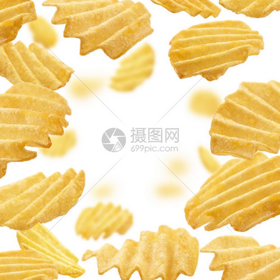 框架带凹槽的薯片漂浮在白色背景上带凹槽的薯片漂浮在白色背景上圆圈食物图片