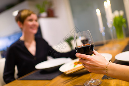 快乐的一对女夫妇坐在晚餐桌上一起玩得开心浪漫的人们朋友图片