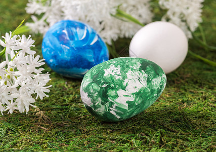 装饰复活节鸡蛋和青草上的白花东方概念明信片场地图片