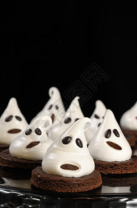 可口作为万圣节的鬼魂巧克力饼干装饰和蛋白瓜甜点定语图片