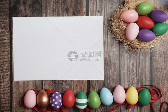 木制桌子复空间上的平板彩色复活节鸡蛋平铺粉彩春天图片