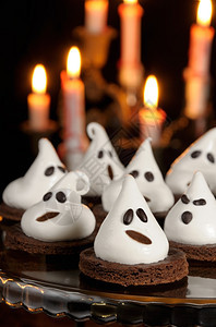 庆祝的为了作万圣节的鬼魂巧克力饼干装饰和蛋白瓜甜味图片