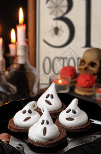 作为万圣节的鬼魂巧克力饼干装饰和蛋白瓜烘烤的喜庆蛋白酥皮图片