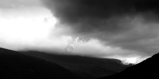 北特罗姆瑟明亮的黑白阴山风景背黑白阴山风背高清图片
