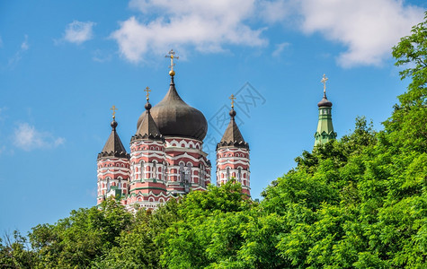 一种乌克兰基辅Feofaniia公园和乌克兰基辅圣潘泰莱蒙大教堂在乌克兰基辅的Feofania公园阳光明媚的暑假日举行人放松图片
