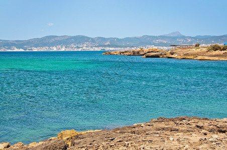 户外喜怒无常在西班牙马洛卡Mallorca阳光明媚的夏季日上带岩石和棕榈天线的海景帕尔马图片