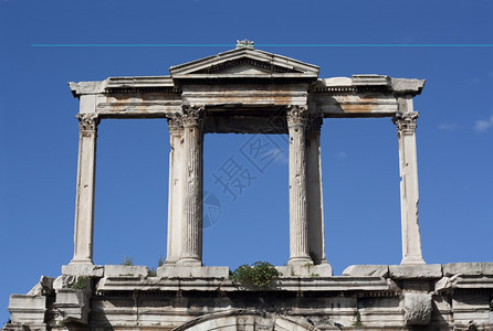 标记竖立希腊雅典哈德里安努大主教皮利阿德里亚努ArchPyliAdrianou由哈德里安皇帝在AD13建立以标志古希腊城与现代罗图片
