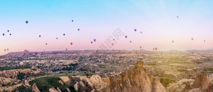 黎明时在戈雷梅山谷上空的多彩气球黎明时在土耳其卡帕多西亚黎明时在戈尔梅山谷上空的土耳其多彩气球日出爬坡道自由图片