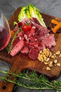 晚餐盘子帕尔马桌开胃菜有不同的防食格里希尼胡桃小吃和葡萄酒图片