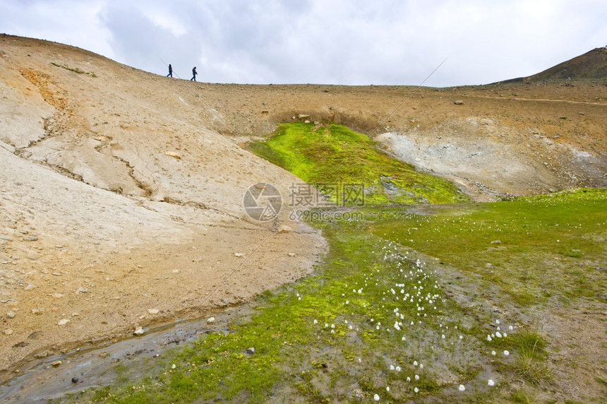 冰岛Myvatn附近活跃的克拉夫系统火山口两侧冒出一个温泉地热铁流动的图片