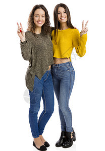 团体两位美女双臂张开的演唱室肖像友谊乐趣图片