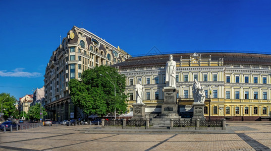 城市景观首都乌克兰基辅0712乌克兰基辅外交部附近的奥尔加公主纪念碑在一个阳光明媚的夏日早晨乌克兰基辅奥尔加公主纪念碑走图片