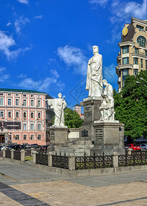 乌克兰基辅0712乌克兰基辅外交部附近的奥尔加公主纪念碑在一个阳光明媚的夏日早晨乌克兰基辅奥尔加公主纪念碑城市景观正方形雕像图片