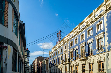 建筑的西班牙葡萄古城的多彩外表著名的VizcayaBridge在幕后巴斯克尤卡迪图片