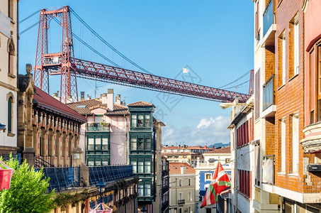 暂停地标旅行西班牙葡萄古城的多彩外表著名的VizcayaBridge在幕后图片