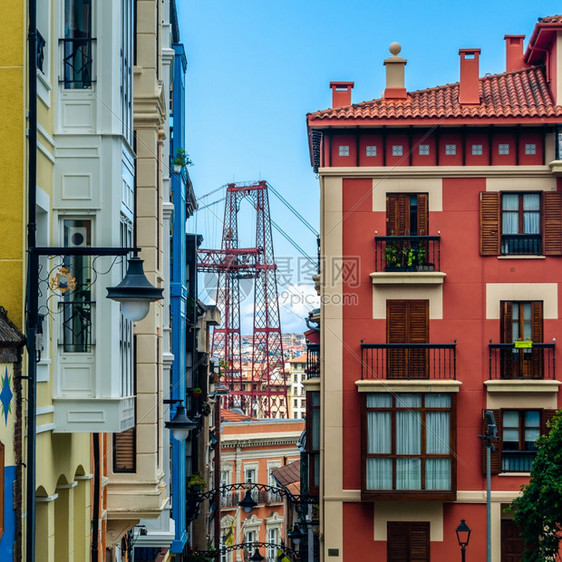 西班牙葡萄古城的多彩外表著名的VizcayaBridge在幕后旅游的老建筑图片
