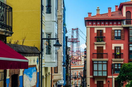 西班牙葡萄古城的多彩外表著名的VizcayaBridge在幕后建造风景优美比斯凯亚图片