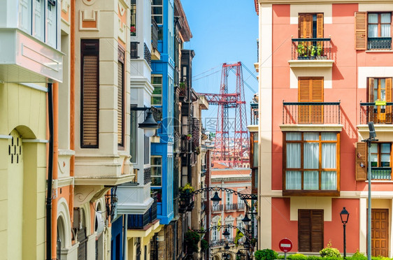 建造户外丰富多彩的西班牙葡萄古城的多彩外表著名的VizcayaBridge在幕后图片