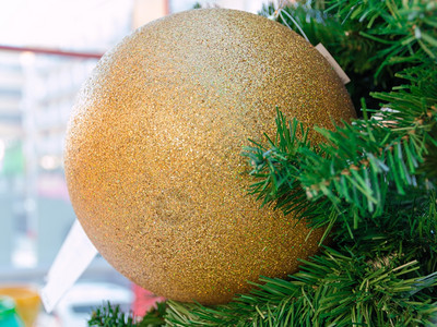 问候挂在Xmas树上的大金闪亮圣诞节舞会喜庆的克劳斯图片
