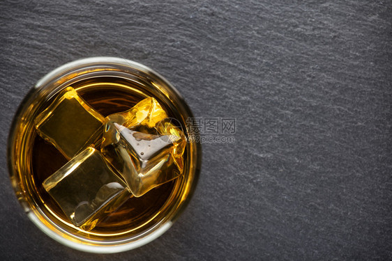 苏格兰人橡木深色石板背景中的圆杯陈年威士忌圆杯葡萄酒图片