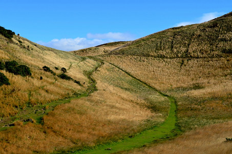 爬坡道英国风景爱丁堡的山坡道在亚瑟斯柯座位的山丘上图片