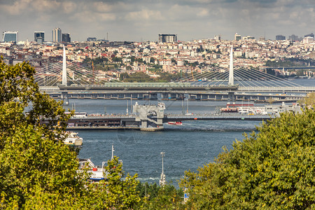 在伊斯坦布尔的加拉塔大桥和阿图尔克大桥旁观金角的欧洲旅行图片