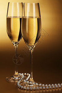奢华眼镜两杯香槟银链套在金本底的银链子上葡萄酒图片