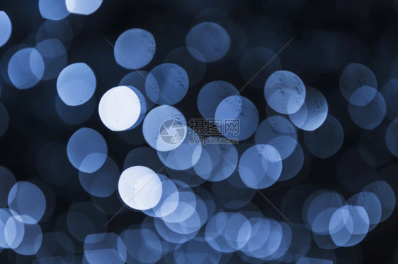 圆圈夜晚重点明亮的蓝布基黑背景图片