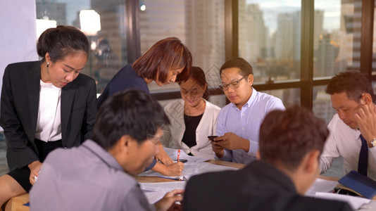 技术坐着合作工商界人士在会议室讨论共同问题会议安排图片